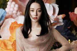Vì cái bóng quá lớn của Địch Lệ Nhiệt Ba, một mỹ nhân đẹp nhất nhì Cbiz bị lu mờ