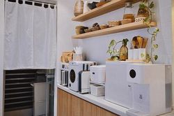 Căn bếp màu trắng rộng 7m2 theo phong cách tối giản nhưng không tẻ nhạt