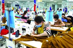 Lao động giá rẻ không còn là lợi thế: (Kỳ 1)- Chưa đến tuổi hưu đã hết tuổi nghề
