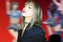 Trang phục diễn ngày càng 'nhức mắt' của Lisa: Nhìn vào chỉ thấy toàn quần bảo hộ!