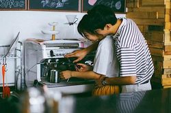 Thấy người yêu mình vô dụng sau khi xem quá nhiều clip ngôn tình trên TikTok
