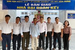 Trao nhà đại đoàn kết cho 11 hộ nghèo, cận nghèo ở Mỹ Hòa Hưng