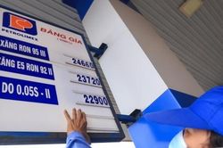 Giá xăng quay đầu giảm mạnh đến gần 800 đồng/lít