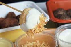 Chị em đã thử làm bánh mochi chấm kem sữa đang 'bùng nổ' trên mạng xã hội gần đây chưa?