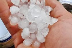 Dông, tố lốc, mưa đá xuất hiện ở huyện miền núi Nghệ An