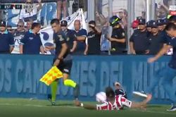 Bóng đá trên 'Quê hương' Messi: HLV hóa 'côn đồ', đá cầu thủ đối phương để nhận thẻ đỏ gây choáng