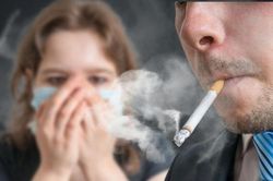 Teo âm đạo vì chồng nhiều năm hút thuốc lá