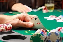Bắt quả tang nhóm golfer đánh bạc poker trong khách sạn