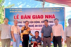 Ngành Văn hóa và Thể thao trao nhà tình nghĩa cho đồng bào tại huyện Quế Phong