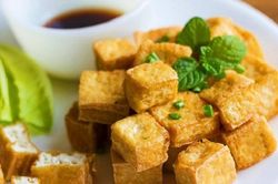 Rán đậu phụ vàng giòn cứ làm theo cách này, vụng mấy cũng không bị nát, không dính chảo