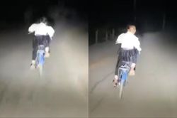 Có lòng tốt soi đèn giúp em nhỏ đạp xe về khuya, tài xế liền cười trừ trước phản ứng bất ngờ của cô bé