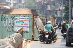 Rào chắn thi công cầu vượt chữ C nghiêng ngả như sắp đổ, nguy hiểm cho người đi đường