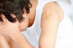 Nam giới trung niên cảnh giác với bệnh cong dương vật