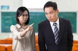 Bị giáo viên đuổi khỏi nhóm phụ huynh vì than vãn về bài tập của con