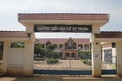 Đắk Lắk: 31 học sinh ngộ độc sau khi nhận bóng bay từ 4 người lạ mặt trước cổng trường