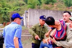 Phóng viên đi tác nghiệp cùng hai cán bộ huyện vẫn bị hành hung