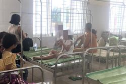 Vụ 31 học sinh ngộ độc: 4 người lạ nói tiếng Anh khi cho bóng bay