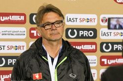 HLV Troussier nói gì về 2 tấm thẻ đỏ và trận thua 0-3 của U23 Việt Nam?