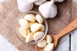 Muốn tỏi không bao giờ bị teo tóp, mốc meo hay mọc mầm chỉ cần cho 1 gói này vào