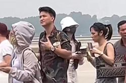 Bạn gái Huỳnh Anh dưới ống kính 'team qua đường' khiến netizen phải thốt lên: Chị khác trên hình quá!