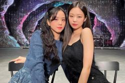 Nhận nhiệm vụ từ người đặc biệt: Jennie bất ngờ 'nhéo' mặt Jisoo trên sân khấu