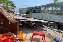Xe tải va chạm với xe đầu kéo, mất lái tông sập nhà dân