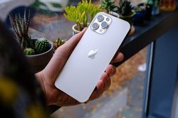 Dùng điện thoại iPhone đời mới, cô gái bị bộ phận nhân sự mắng chửi