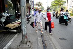 Kẻ vạch vỉa hè: Phần rộng để đỗ xe, phần cho người đi bộ toàn gốc cây, bốt điện