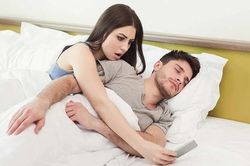 Biết vợ hay ghen, tôi giả vờ say nói vài câu, từ đó không thấy vợ ghen nữa