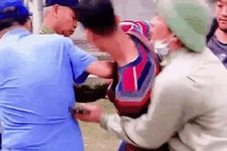 Phóng viên bị hành hung, giật máy ảnh khi ghi hình nhà máy nghi xả thải gây ô nhiễm môi trường