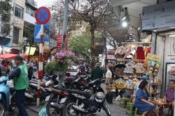 Hà Nội: Vỉa hè nhiều nơi đang bị... tái chiếm