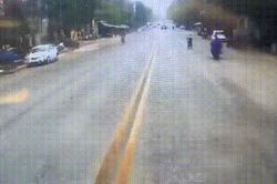 Rùng mình cảnh cậu bé bịt mắt, đạp xe lao ra giữa đường khi ô tô đang lao tới