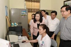 Bộ trưởng Đào Hồng Lan làm việc về y tế cơ sở tại Nghệ An