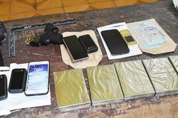 Bắt 3 đối tượng buôn ma túy, thu 5 bánh heroin, súng và hàng chục viên đạn