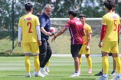HLV Troussier buộc phải giải 'bài toán kép' ở U23 Việt Nam