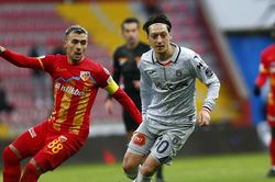Mesut Ozil từ giã sự nghiệp: Tạm biệt số 10 cổ điển cuối cùng