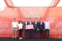 Viettel Global: Trao quà tặng bà con người Việt Nam có hoàn cảnh khó khăn ở tỉnh Siem Reap
