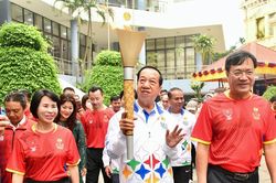 Ngọn đuốc SEA Games 32 đã được đi qua các con phố tại Hà Nội