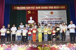 Quỹ Bảo trợ trẻ em Việt Nam trao quà cho trẻ khuyết tật tỉnh Hà Tĩnh