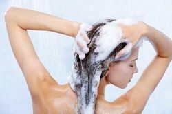 Gội đầu mùa lạnh tuyệt đối tránh 2 khung giờ này kẻo hối không kịp