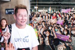 Hình ảnh 'trước và sau drama' của ông Nawat khi đến Việt Nam: Vắng fan, chủ tịch cười sượng?