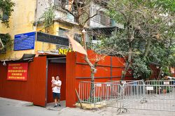 Cảnh sống bám trụ trong căn tập thể cũ nát dù bị quây rào ở Hà Nội