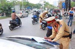 Hà Nội: Tước 108 giấy phép lái xe trong ngày 25/3