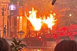 Lửa cháy dữ dội tại bốt thu vé ở cầu Thê Húc