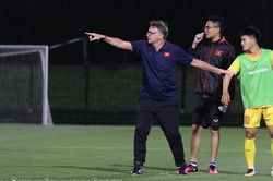 HLV Troussier trấn an học trò, lên dây cót tinh thần cho cầu thủ U23 Việt Nam