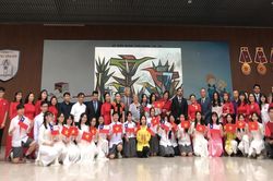 Đoàn đại biểu Chile tặng tranh, giao lưu cùng thầy trò Trường THCS Chu Văn An