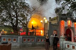 Hà Nội: Cháy quầy bán vé trước cầu Thê Húc, không có thương vong