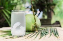 Nước dừa rất tốt nhưng những người này càng uống càng gây hại, nên tránh thật xa