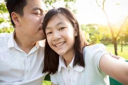 Chuyện gì dễ xảy ra với một cô gái thiếu thốn tình cha từ nhỏ?