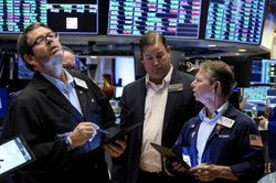 Chứng khoán Mỹ tăng điểm bất chấp cổ phiếu Deutsche Bank bị bán tháo, dầu sụt giá